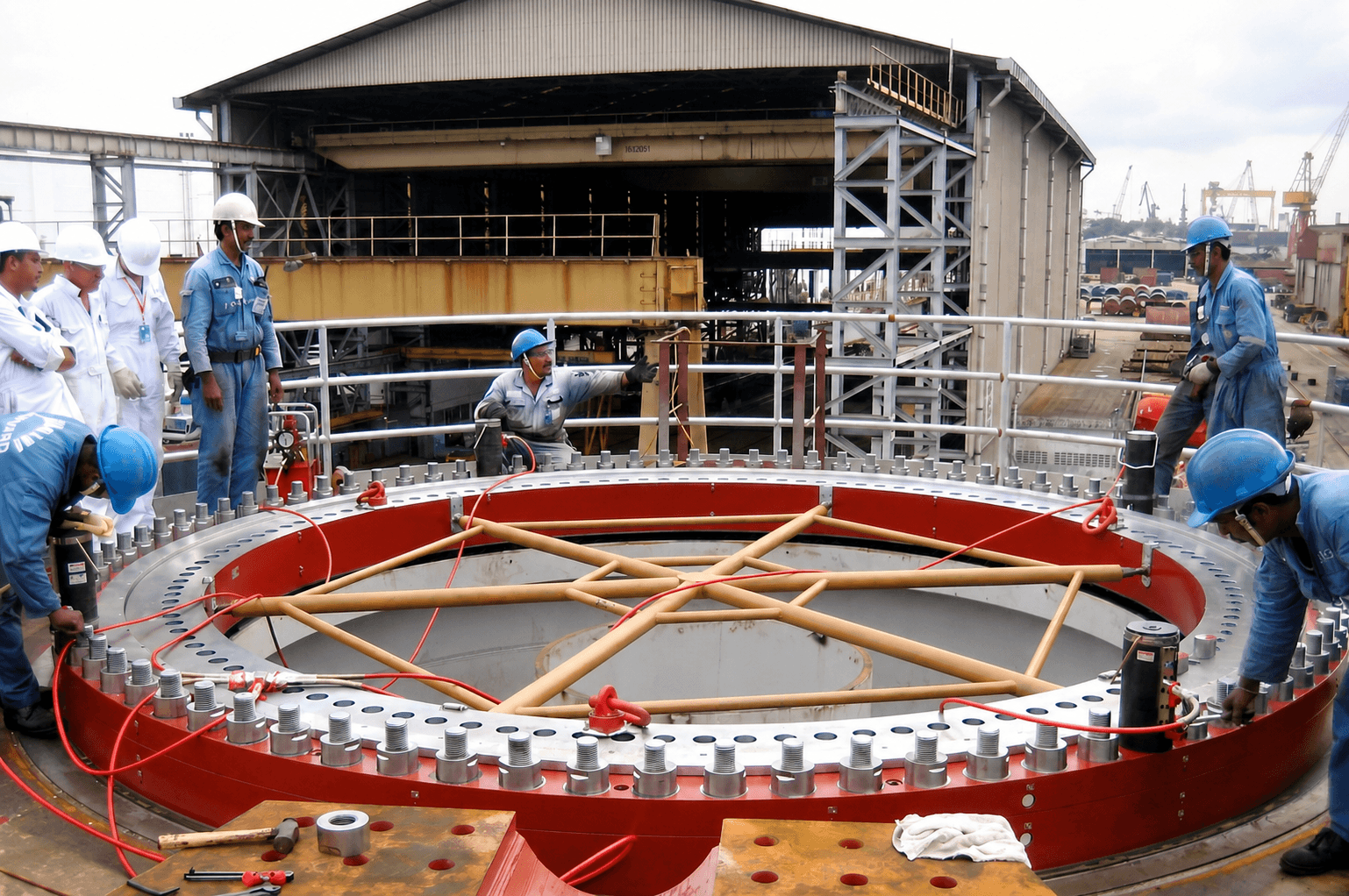 Hydraulic tensioning on industrial site